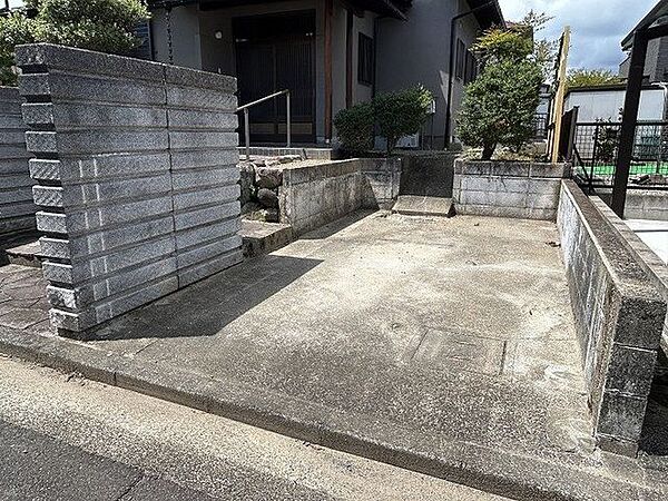 「駐車場」物件のい南側と玄関側に各1台駐車可能です。