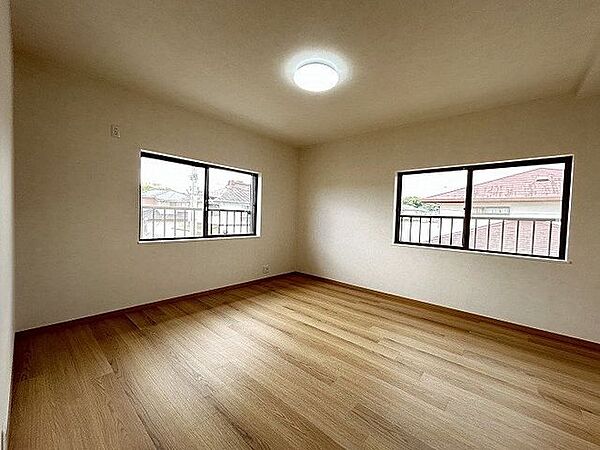 「2階西洋室」約8帖で2面採光のお部屋です。