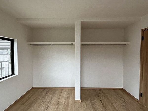 「2階西洋室」大容量のオープン収納のあるお部屋です。
