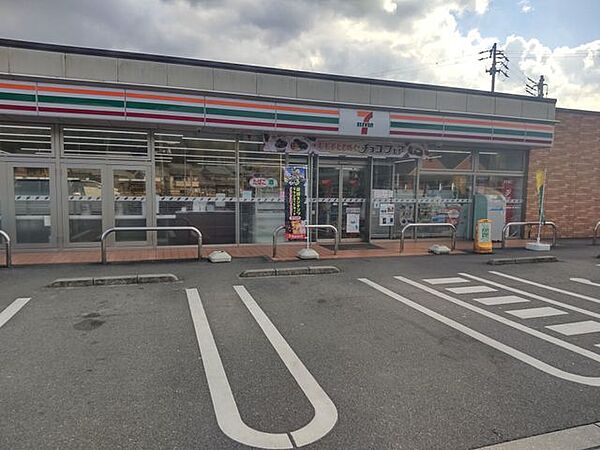 セブンイレブン 津市片田井戸町店 1000m