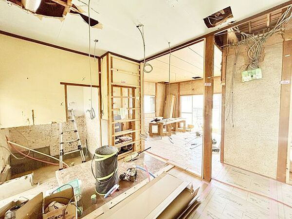 【リフォーム中】LDKは南側和室とつなげて、LDK約14帖にリフォーム予定です。（別角度）