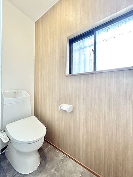 【リフォーム済】トイレ　トイレは便器交換、天井と壁のクロス張替え、床クッションフロア張替え、建具交換、照明交換等を行いました。