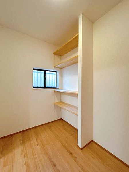 【リフォーム済】DK約6帖→納戸(別角度)　パントリーへ間取変更し、天井と壁のクロス張替え、床フローリング重ね張り、建具交換、照明交換等を行いました。