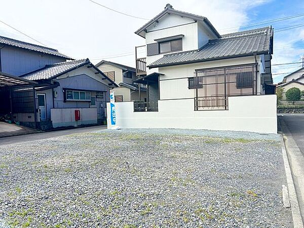 【リフォーム済】駐車場　駐車は6台可能ですので、駐車に困ることはありません。