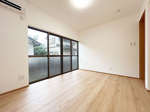【リフォーム済】1F洋室約6帖　天井と壁のクロス張替え、床フローリング重ね張り、建具交換、照明交換等を行いました。