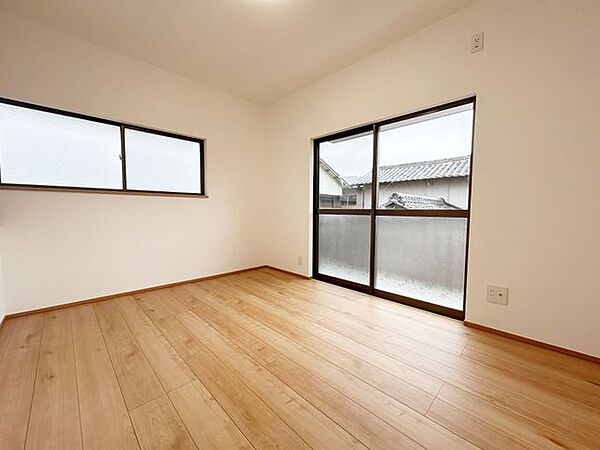 【リフォーム済】2F洋室6帖　天井と壁のクロス張替え、床フローリング重ね張り、建具交換、照明交換等を行いました。