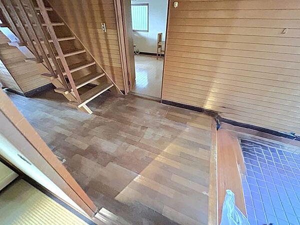 【リフォーム中】玄関（内観）　シューズボックス交換、フロア重ね張り、クロス張替え予定です。