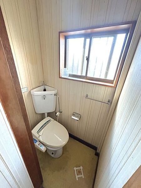 【リフォーム中】1階トイレ　トイレ交換、クッションフロア張替え、クロス張替えを行います。