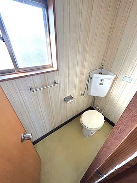 【リフォーム中】2階トイレ　2階トイレ交換、クッションフロア張替え、クロス張替えを行います。