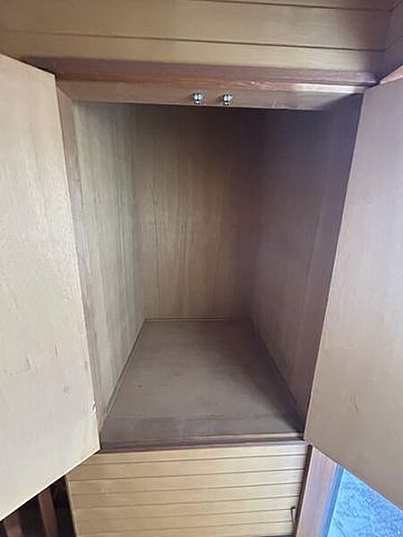 【リフォーム中】2階階段上収納　オープン収納に変更します。
