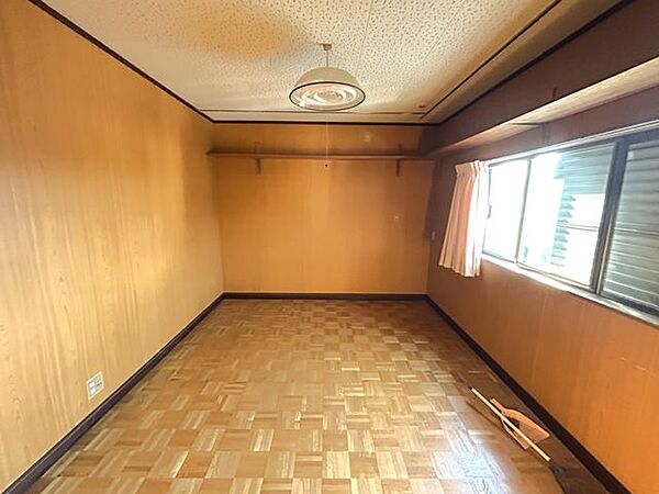 【リフォーム中】2階西側約6帖洋室　フロア重ね張り、クロス張替えを行います。