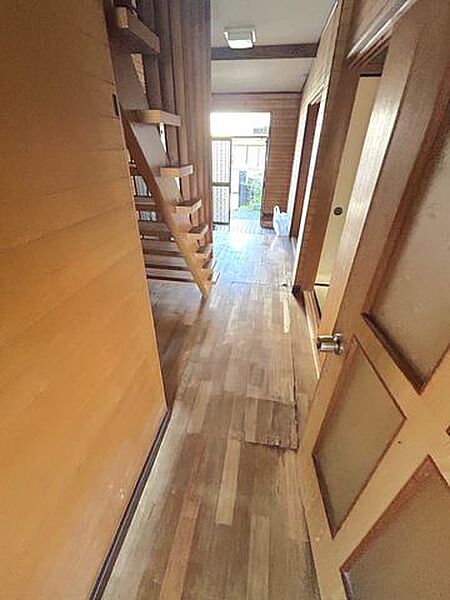 【リフォーム中】1階廊下　フロア重ね張り、クロス張替えを行います。