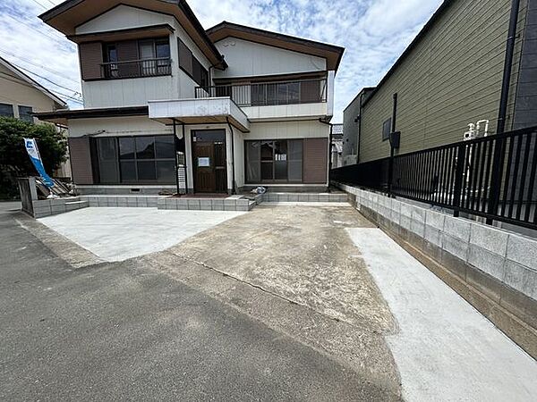 【リフォーム中】駐車場　駐車場は庭を解体して拡張したことで駐車しやすくなりました。