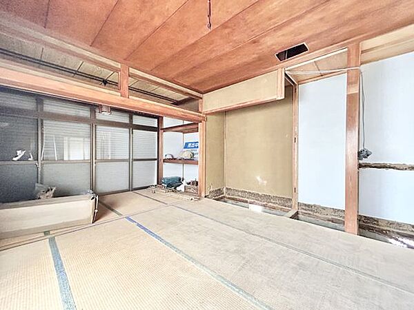 【リフォーム中販売】1階和室約8帖→LDK約22帖　LDKに間取変更し、天井と壁のクロス張替え、床フローリング張替え、押入・床の間・仏間解体、建具交換、照明交換等を行う予定です。