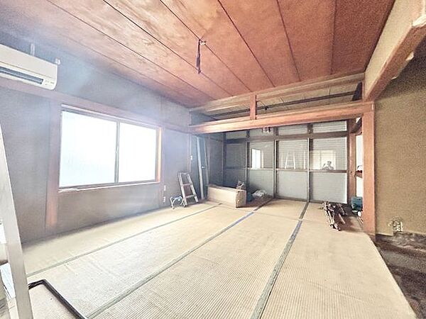 【リフォーム中販売】1階和室約8帖→LDK約22帖（別角度）LDKに間取変更し、天井と壁のクロス張替え、床フローリング張替え、押入・床の間・仏間解体、建具交換、照明交換等を行う予定です。