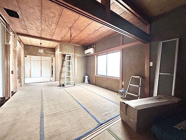 【リフォーム中販売】1階和室約8帖→LDK約22帖(別角度)　LDKに間取変更し、天井と壁のクロス張替え、床フローリング張替え、押入・床の間・仏間解体、建具交換、照明交換等を行う予定です。
