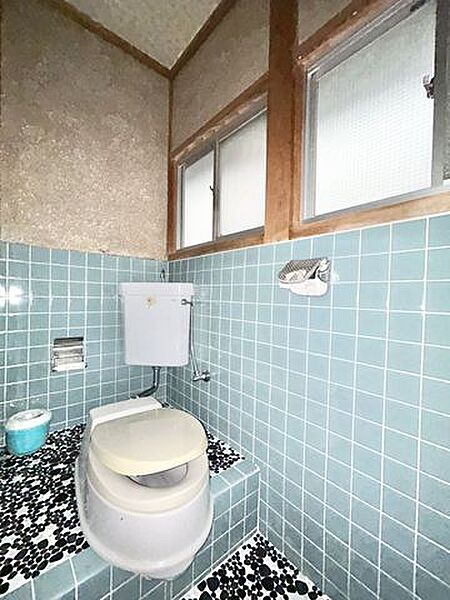 【リフォーム中販売】トイレ　トイレは天井と壁のクロス張替え、床クッションフロア張替え、便器交換、照明交換等を行う予定です。