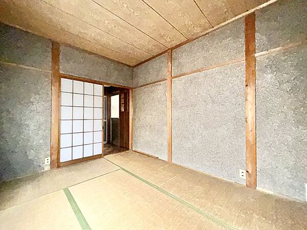【リフォーム中販売】1階和室約6帖→洋室約6.5帖(別角度)　天井と壁のクロス張替え、床フローリング張替え、建具交換、照明交換等を行う予定です。