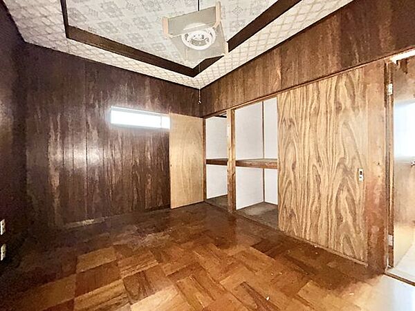 【リフォーム中販売】2階洋室約6帖　天井と壁のクロス張替え、床フローリング張替え、建具交換、照明交換等を行う予定です。