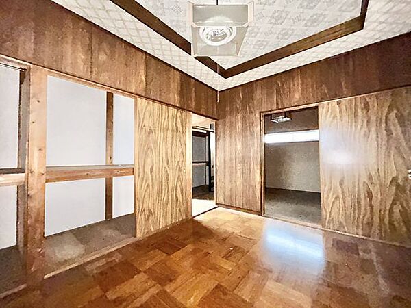【リフォーム中販売】2階洋室約6帖(別角度)　天井と壁のクロス張替え、床フローリング張替え、建具交換、照明交換等を行う予定です。