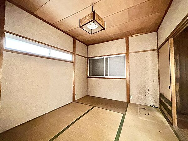 【リフォーム中販売】2階和室約6帖→洋室約6.5帖(別角度)　天井と壁のクロス張替え、床フローリング張替え、建具交換、照明交換等を行う予定です。