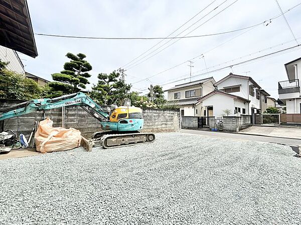 【リフォーム中販売】駐車場(別角度)　駐車場は拡張工事を行い、砕石を敷いたので見栄えも良くなりました。