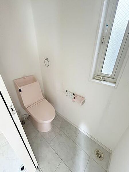 【リフォーム中】1階トイレ　トイレ交換、クッションフロア張替え、クロス張替え予定です。