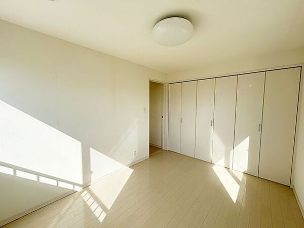 【リフォーム中】2階南側洋室約6帖（別角度）