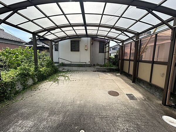 【リフォーム中】駐車場　並列で2台駐車可能です。カーポートはクリーニングを行う予定です。
