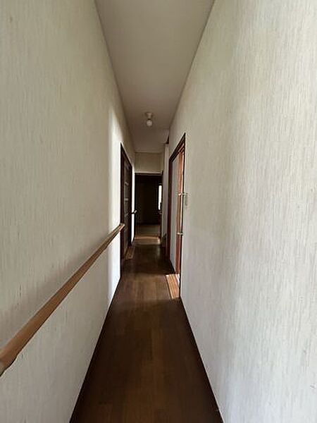 【リフォーム中】　1階　廊下　天井・壁のクロス張替え、照明交換、フローリング重ね張りを行います。手すりは撤去する予定です。