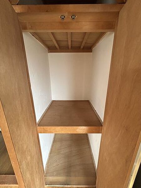 【リフォーム中】　2階西側洋室　収納　収納内はクロスを張り、枕棚とハンガーパイプを設置予定です。