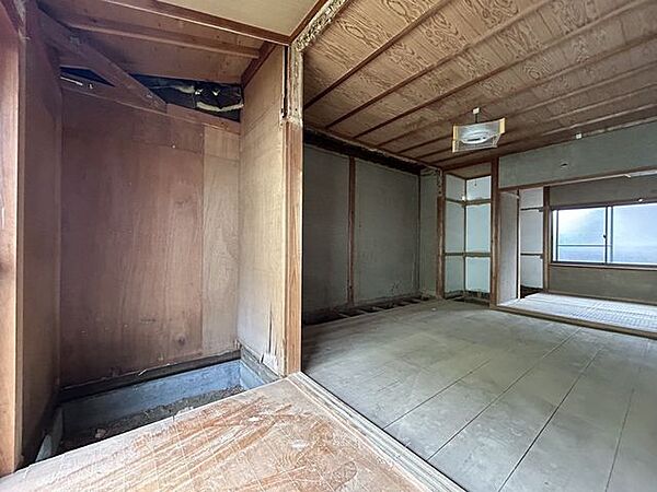 【リフォーム販売　9/13撮影】南西側洋室約9.25帖　洋室は天井と壁のクロス張り替え、床フローリング重ね張り、建具交換、オープン収納設置を行う予定です。