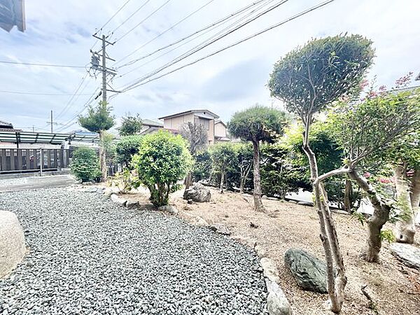 【リフォーム販売】庭(別角度)庭は駐車一台分横づけで止められるように拡張工事を行う予定です。