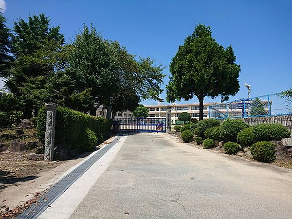 松阪市立伊勢寺小学校 【周辺施設】伊勢寺小学校まで約1300ｍ（徒歩約18分） 1330m