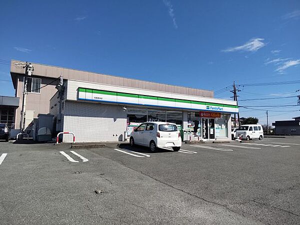 【周辺施設】ファミリーマート松阪岡本店様まで約2600ｍ（徒歩約34分） 2200m