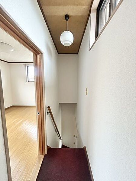 【リフォーム中】2階廊下　床フローリング重張、天壁クロス張替、照明交換を行います。