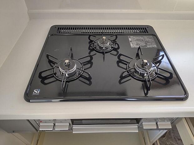 【リフォーム済写真】新品交換したキッチンは3口コンロで同時調理が可能。大きなお鍋を置いても困らない広さです。お手入れ簡単なコンロなのでうっかり吹きこぼしてもお掃除ラクラクです。