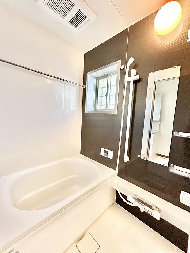 【リフォーム済写真】浴室は0.75坪タイプのハウステック製ユニットバスに新品交換しました。コンパクトな浴槽は、水道代の節約になり経済的。お掃除も行き届きます。浴室暖房換気乾燥機付きです。 