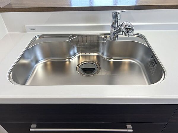 【リフォーム済写真】シンクはサビにくく熱に強いステンレス製シンクです。洗剤カゴ付きでシンクを広く使えます。