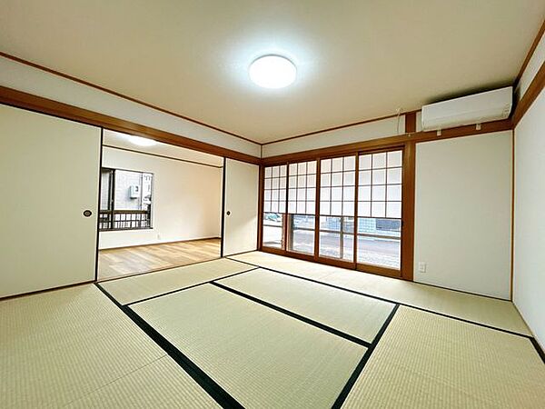 【リフォーム済写真】【1階6畳和室】畳の表替、クロス張替、照明器具交換、エアコンを新設しました。南側には縁側もございますので、休日にリラックスするにはちょうど良い空間ですね。