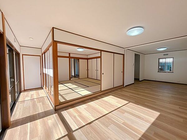 【リフォーム済写真】1階19帖LDK　照明器具交換、クロス張替、床はフロアタイルを重ね張りしました。南側に大きな窓があり明るく風通しの良いお部屋です。
