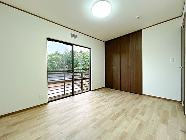 【リフォーム済写真】【2階西側6帖洋室】和室を洋室に変更いたしました。南西に掃き出し窓があるため明るい空間になっております。