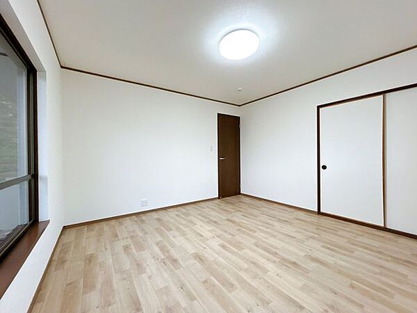 【リフォーム済写真】【2階南東側8帖洋室】和室を洋室に変更いたしました。4帖分の納戸があり収納もばっちりです。