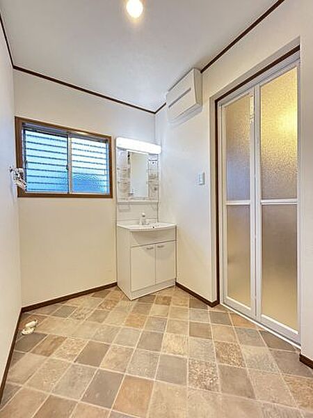 【リフォーム済】洗面所写真です。洗面台は新品交換いたしました。天井・壁はクロス張替えを行い床はクッションを張り替えました。