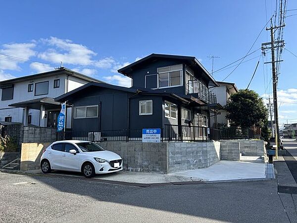 【リフォーム済】外観別角度写真です。角地で交通量も少なく閑静な住宅地です。