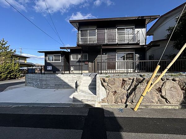 【リフォーム済】外観別角度写真です。石垣部分を拡張し駐車場を新設しました。お車を2台お持ちの方にもおすすめです。