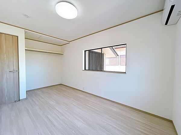 【リフォーム済写真】2階東側6帖洋室です。和室から洋室に変更し、天井、壁はクロス張りになりました。