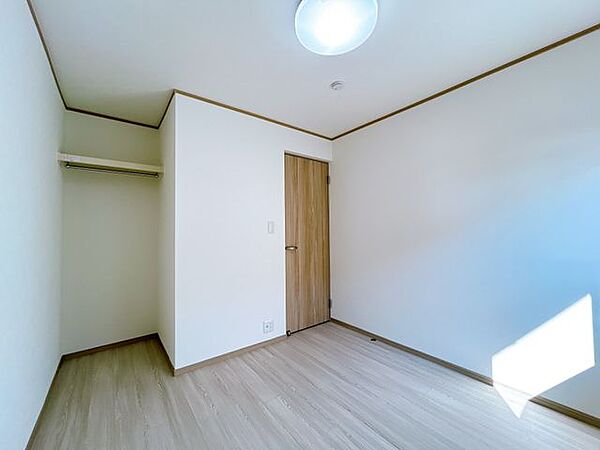 【リフォーム済写真】2階5.5帖洋室別角度写真です。