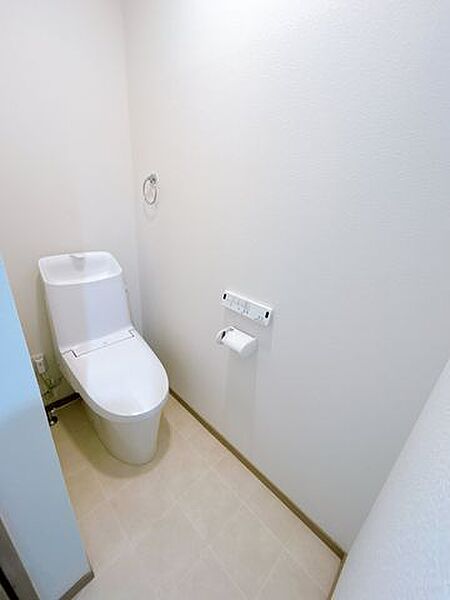 【リフォーム済写真】トイレは移設し、LIXIL製の温水便器を設置いたしました。