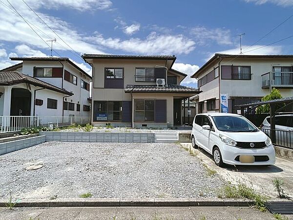 【リフォーム済写真】外観写真です。前面のお庭をすべて駐車場にしました。